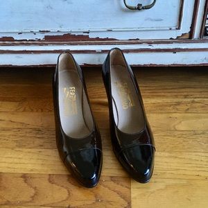 Ferragamo brown w/black tip patent leather heels
